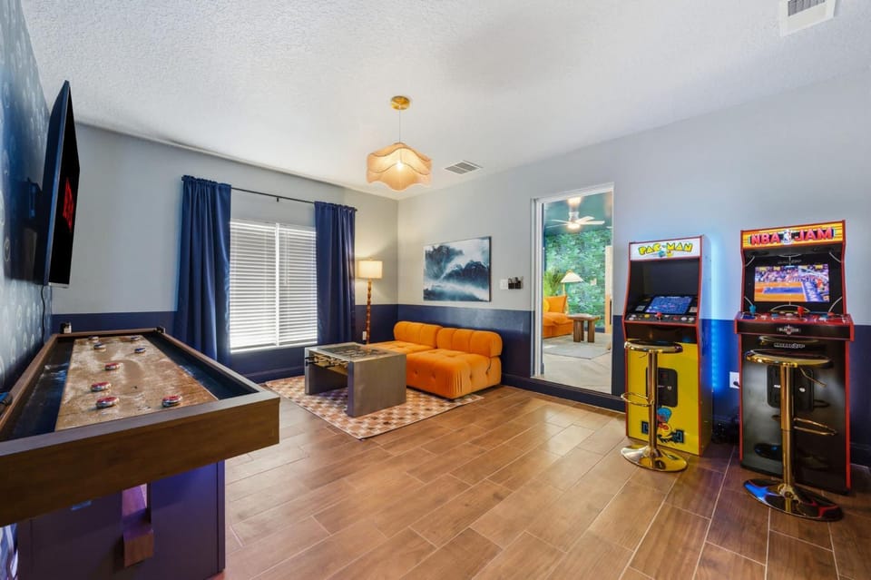 Sleeps 10 Pickleball Pool Tiki Bar Games House in Bradenton