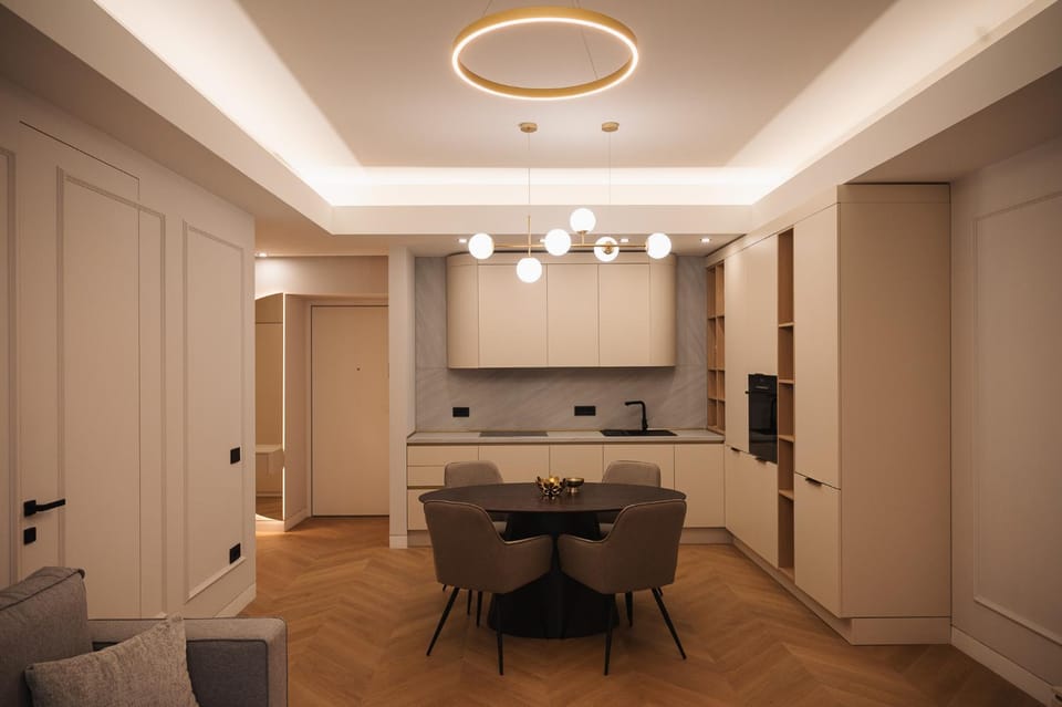 Kitchen or kitchenette, Dining area