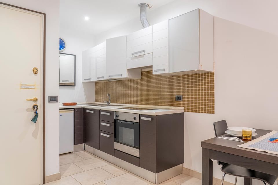 Kitchen or kitchenette, oven, kitchen