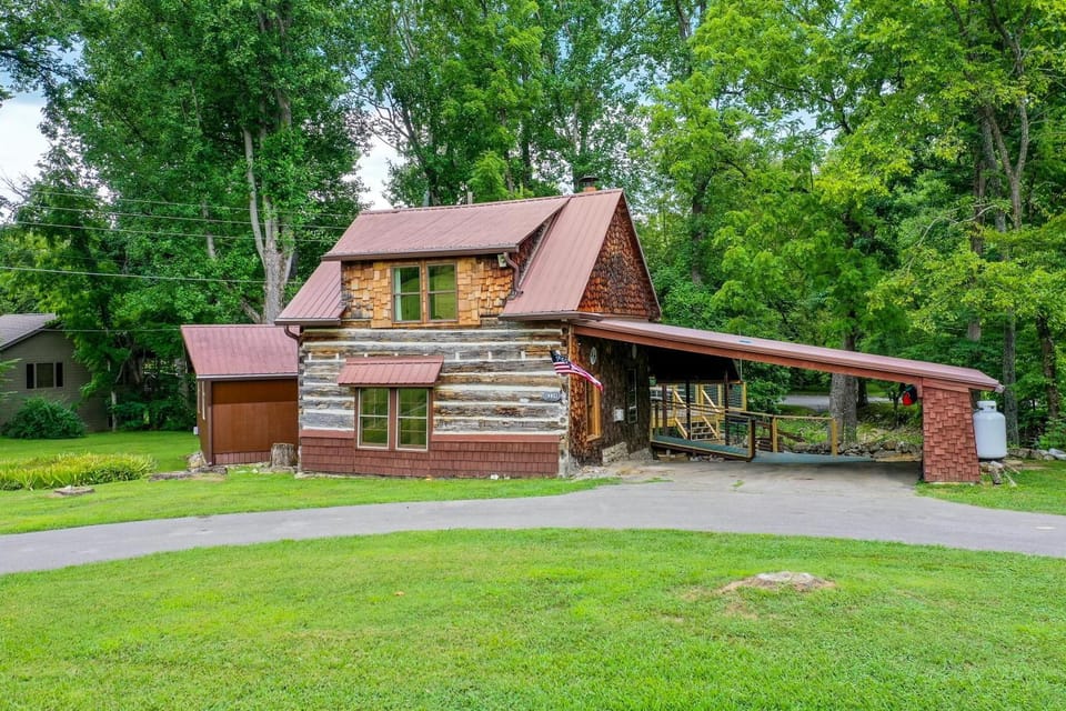 Riverside Chalet in Townsend
