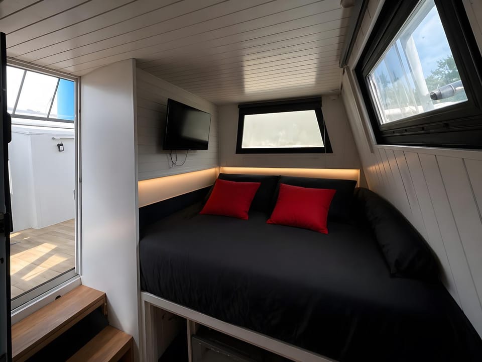 Property building, Living room, Bedroom