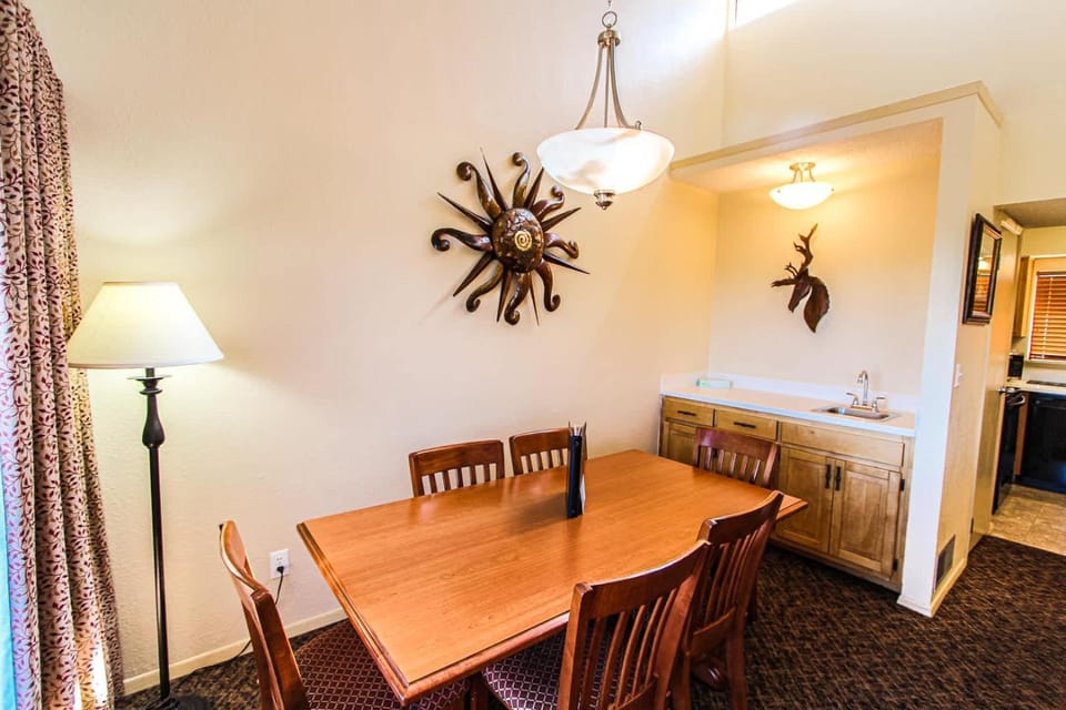 Crown Point Condominums - 3 Bedroom Suite w Balcony Apartment in Ruidoso