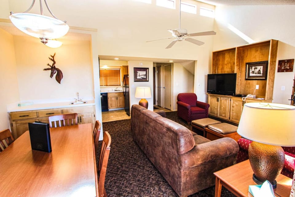 Crown Point Condominums - 3 Bedroom Suite w Balcony Apartment in Ruidoso