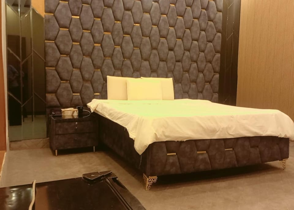 Sapphire Guest House Bed and Breakfast in Karachi