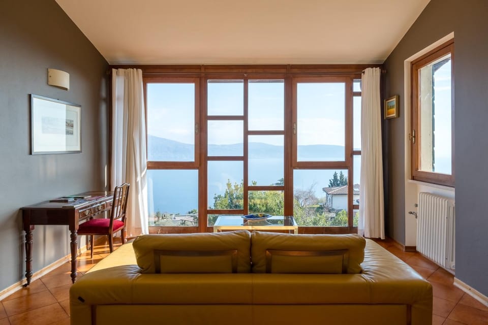 Living room, Lake view, internet, pet friendly