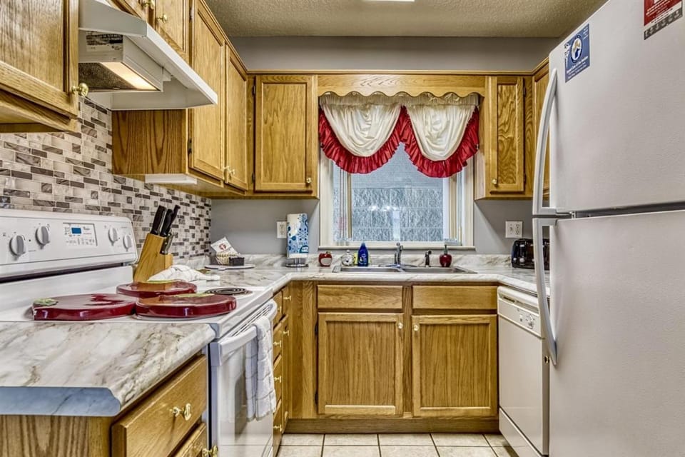 Whispering Pines 452 2BR2BA Sleeps 6 Mountain Views Free Dollywood Ticket House in Pigeon Forge