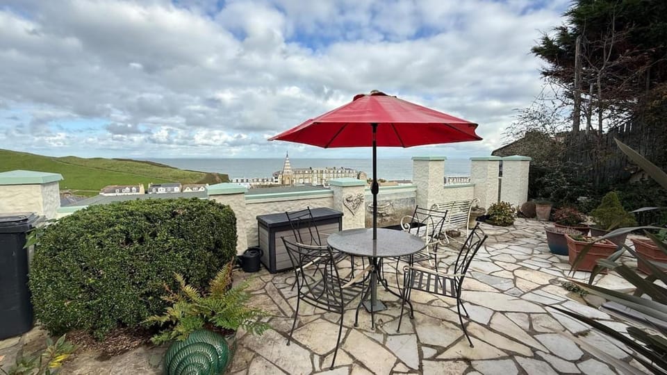 1 Bed Parking Sea View Pets Welcome & Huge Garden Apartment in Ilfracombe