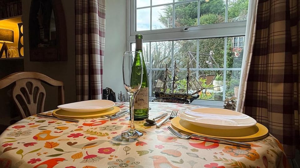 1 Bed Parking Sea View Pets Welcome & Huge Garden Apartment in Ilfracombe