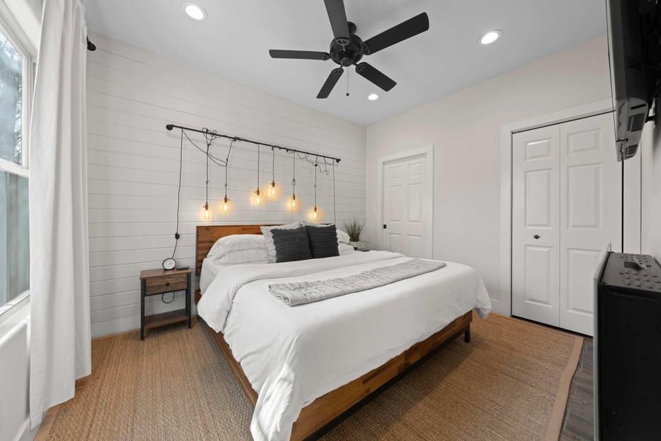 Broken Windmill Cottage - Hot Tub 5 Min to Main House in Fredericksburg