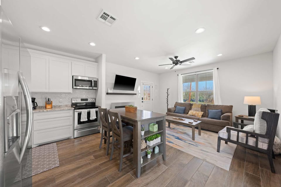 Broken Windmill Cottage - Hot Tub 5 Min to Main House in Fredericksburg