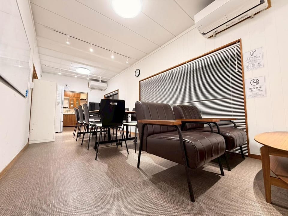 Communal lounge/ TV room, Living room, Seating area, air conditioner