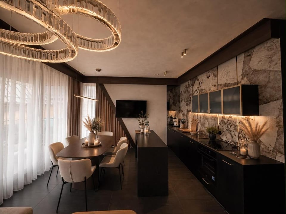 TV and multimedia, Kitchen or kitchenette, Living room, Seating area