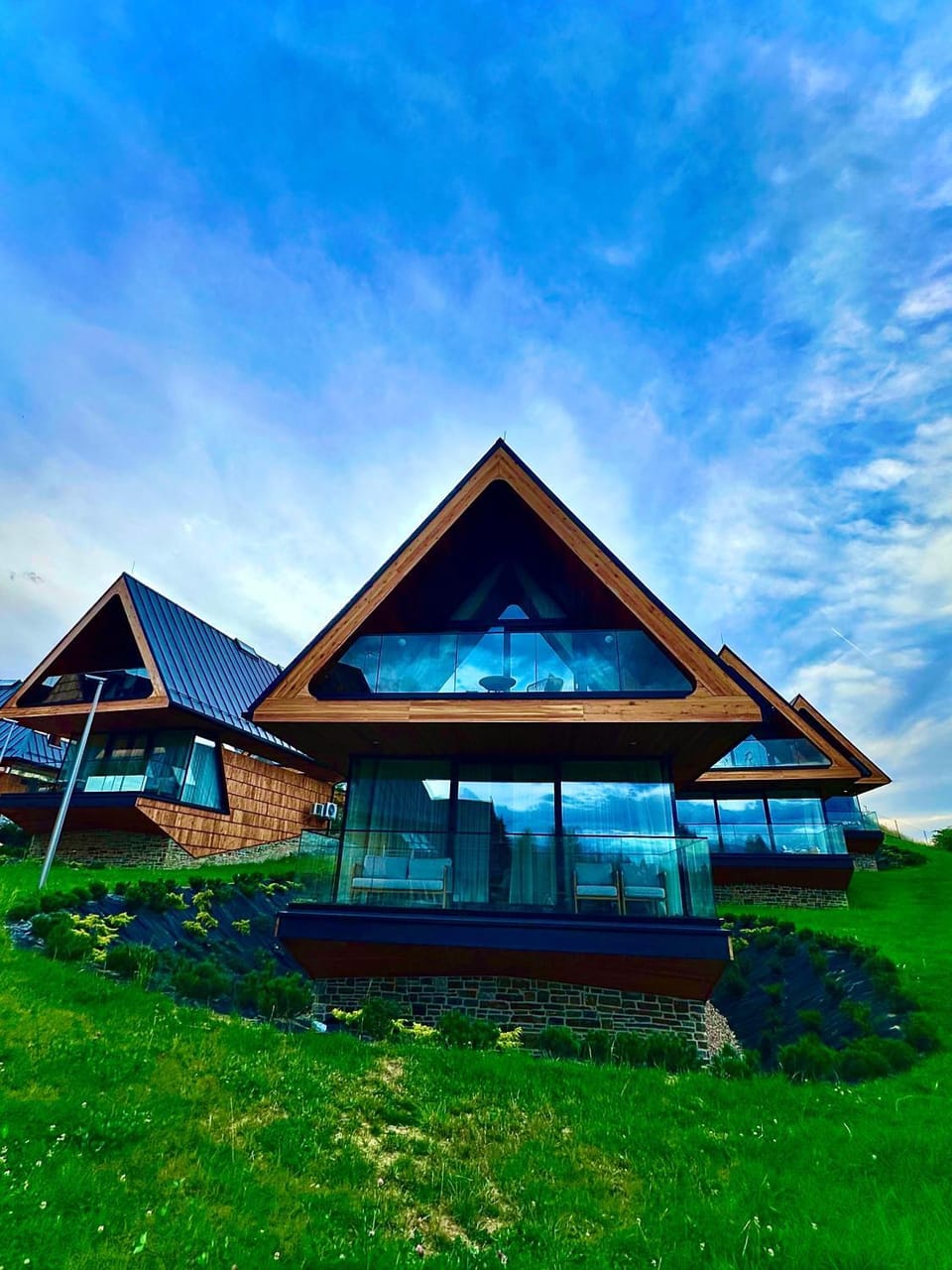 Property building, Spring, Day, Natural landscape, Garden, Garden view