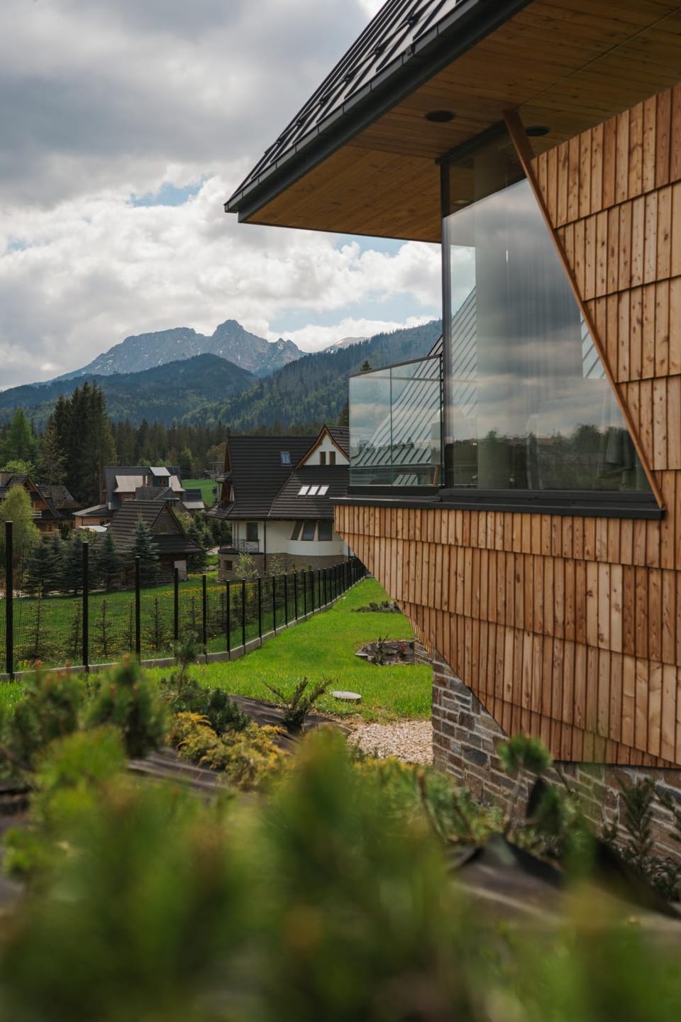 Property building, Nearby landmark, Spring, Day, Natural landscape, Garden view, Mountain view