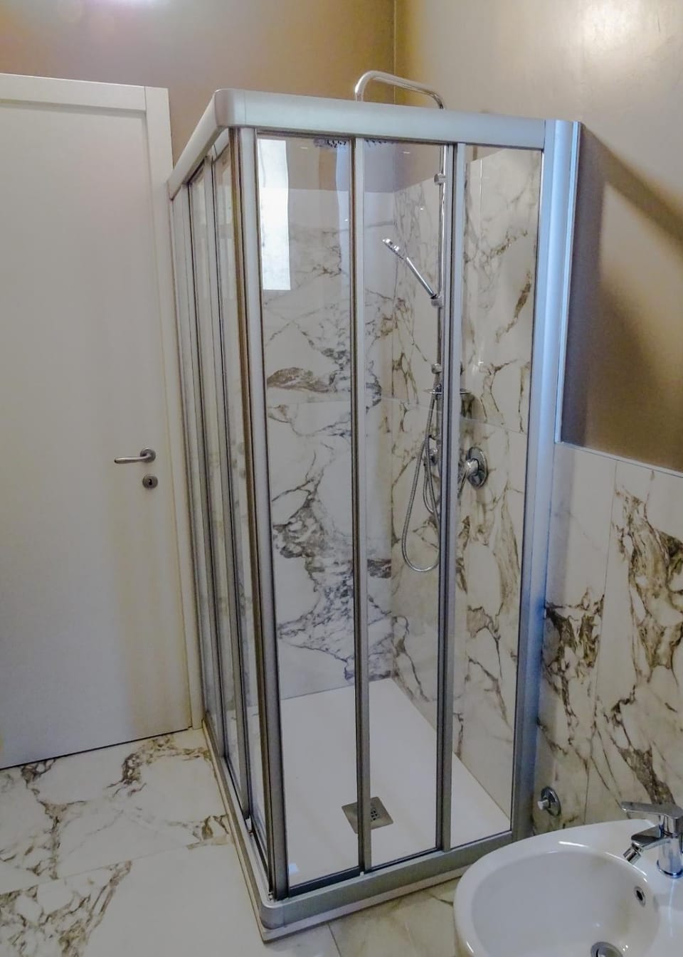 Trilocale con terrazzo Apartment in Modena