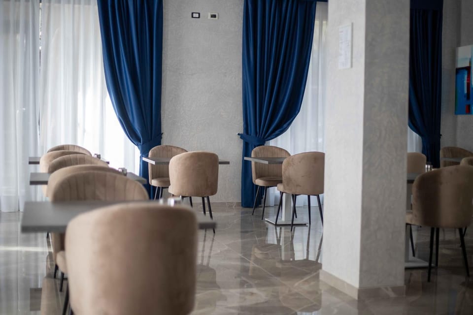 Restaurant/places to eat, Lounge or bar, Seating area, Breakfast