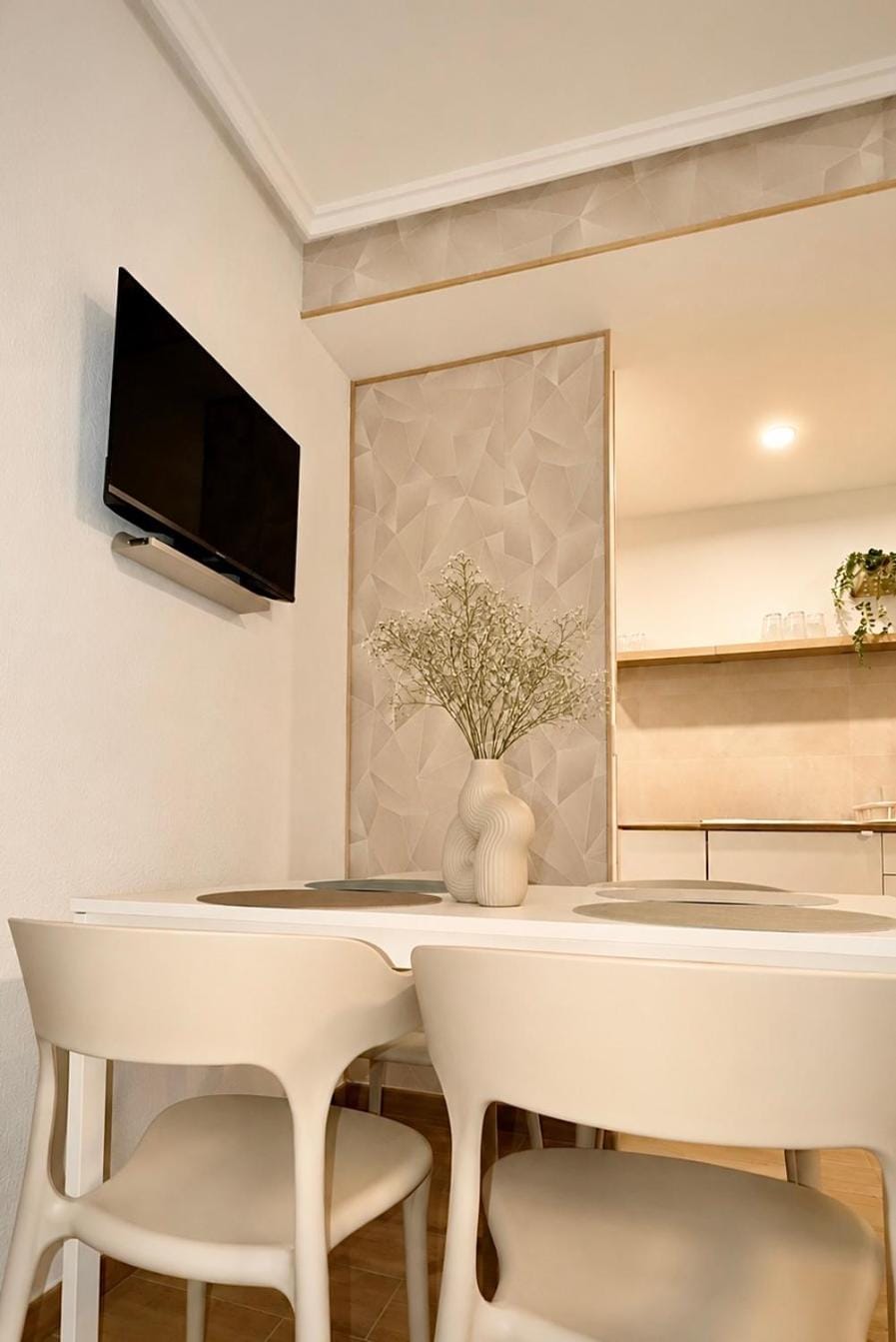 Restaurant/places to eat, TV and multimedia, Dining area
