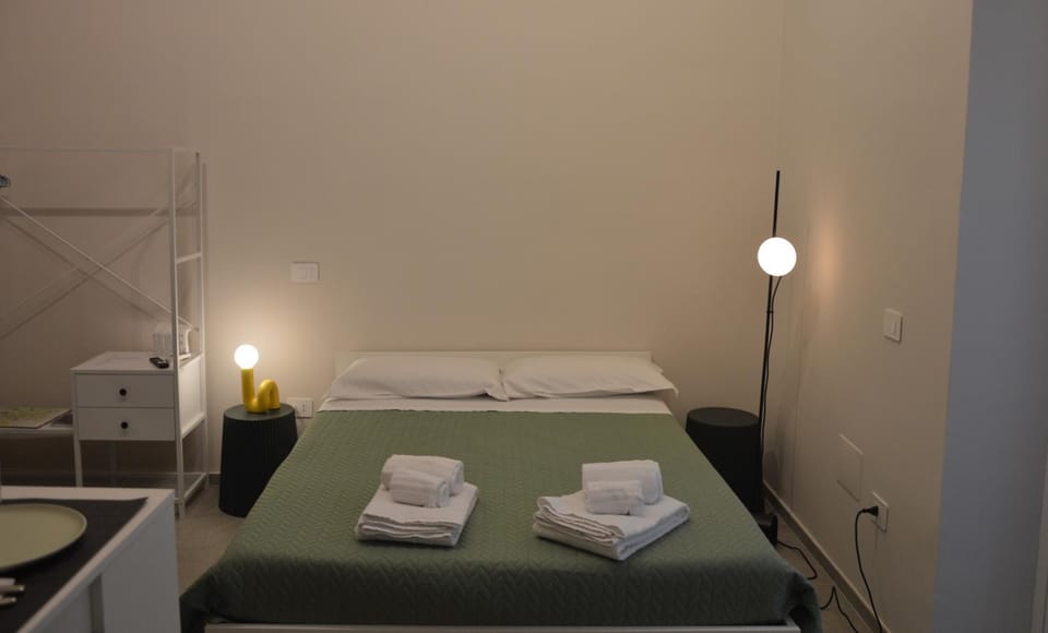 Bed, Bedroom, towels