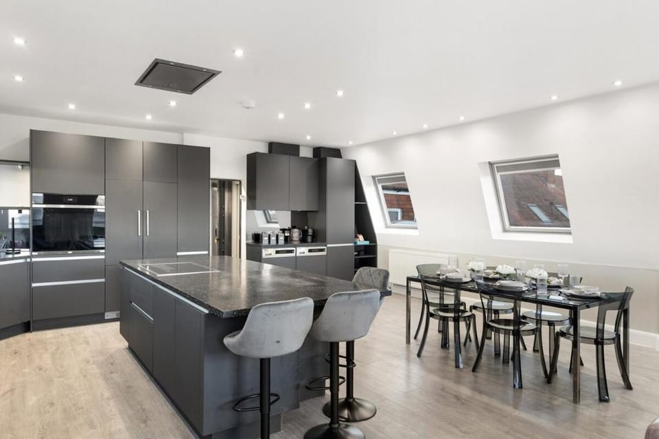 Bright & Spacious 2-Bedroom Top Floor Apartment Apartment in London