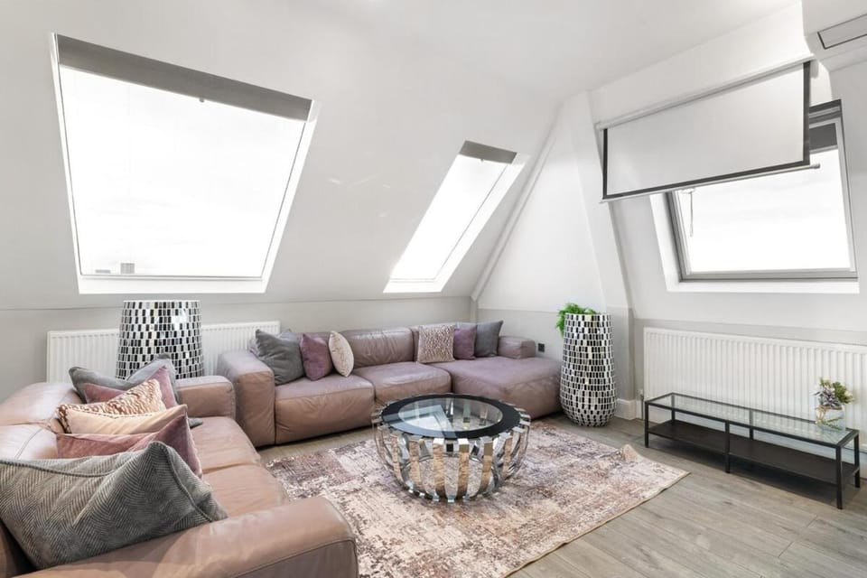 Bright & Spacious 2-Bedroom Top Floor Apartment Apartment in London