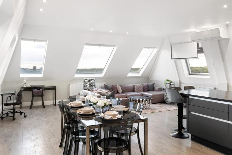 Bright & Spacious 2-Bedroom Top Floor Apartment Apartment in London