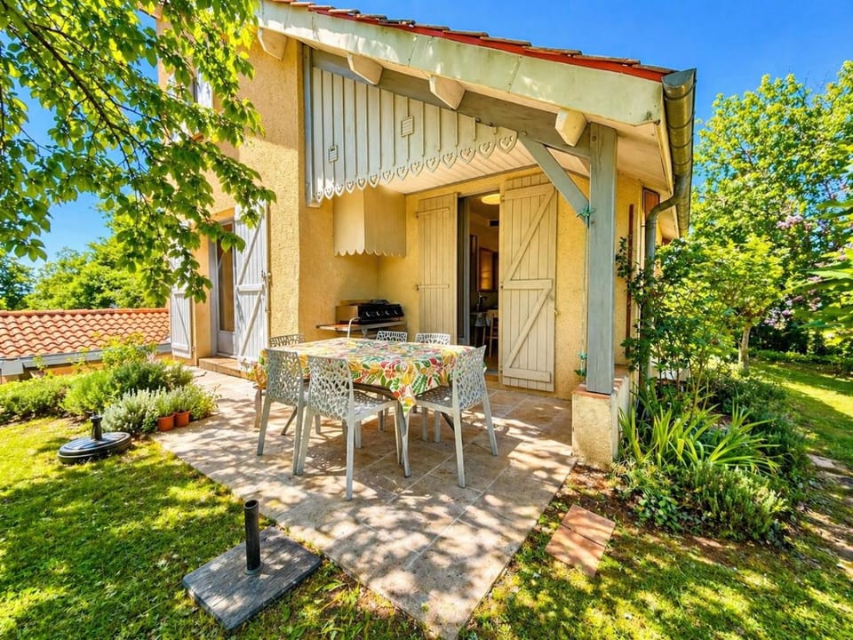 Patio, Day, Garden, Dining area