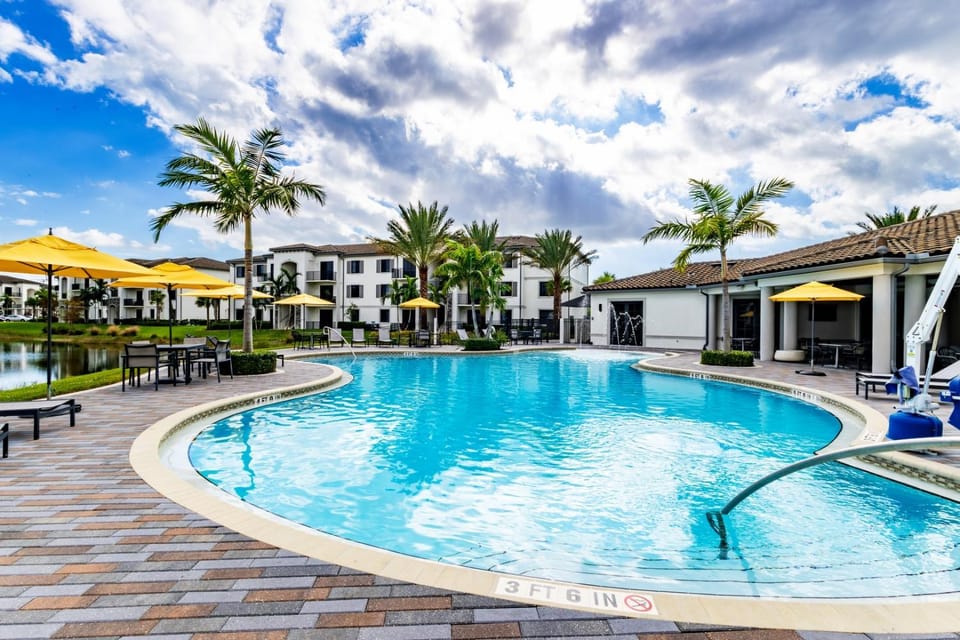 1BR Condo in Fort Myers | Pool + Gym + BBQ Apartment in Lee County