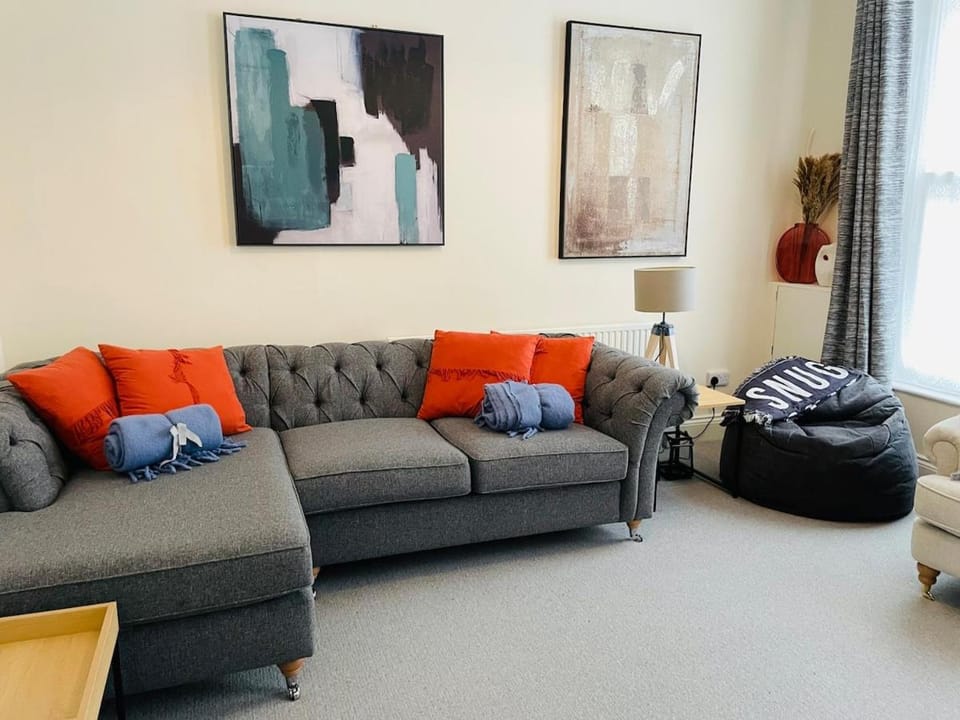 2 Bedroom Flat, Sleeps 4 - Town Centre Location Apartment in Ilfracombe
