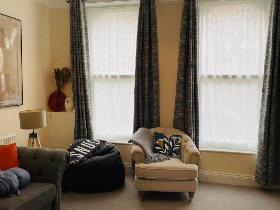 2 Bedroom Flat, Sleeps 4 - Town Centre Location Apartment in Ilfracombe