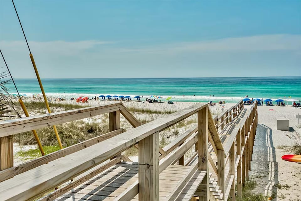 Beach Pointe 102- The Salty Seahorse House in Destin