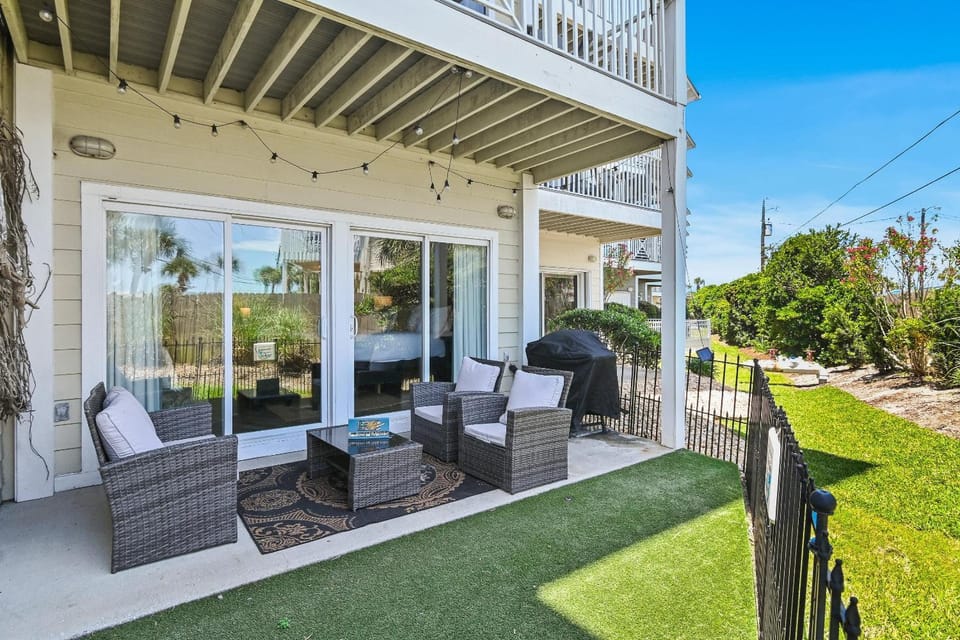 Beach Pointe 102- The Salty Seahorse House in Destin