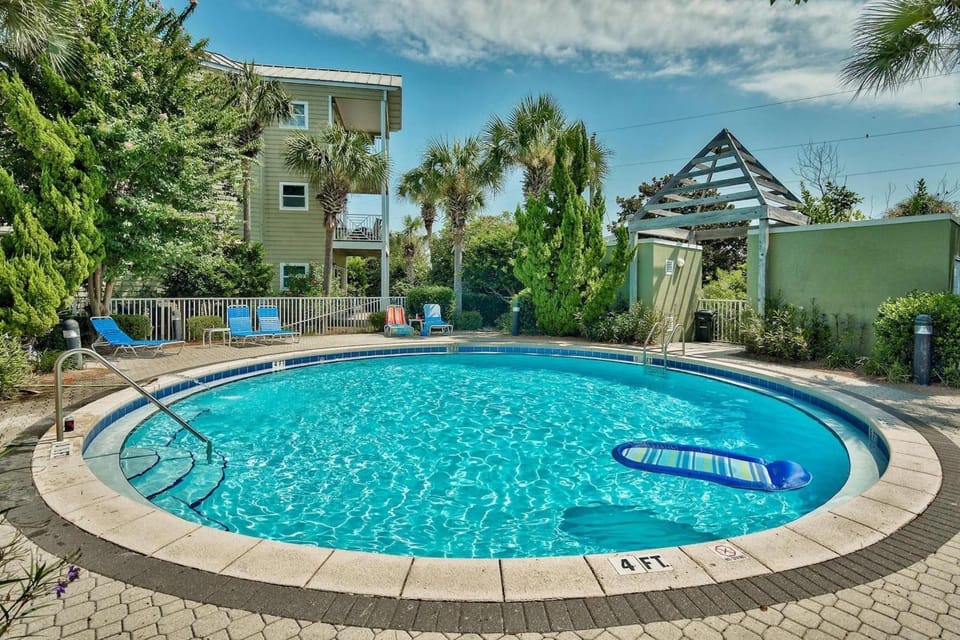 Beach Pointe 102- The Salty Seahorse House in Destin