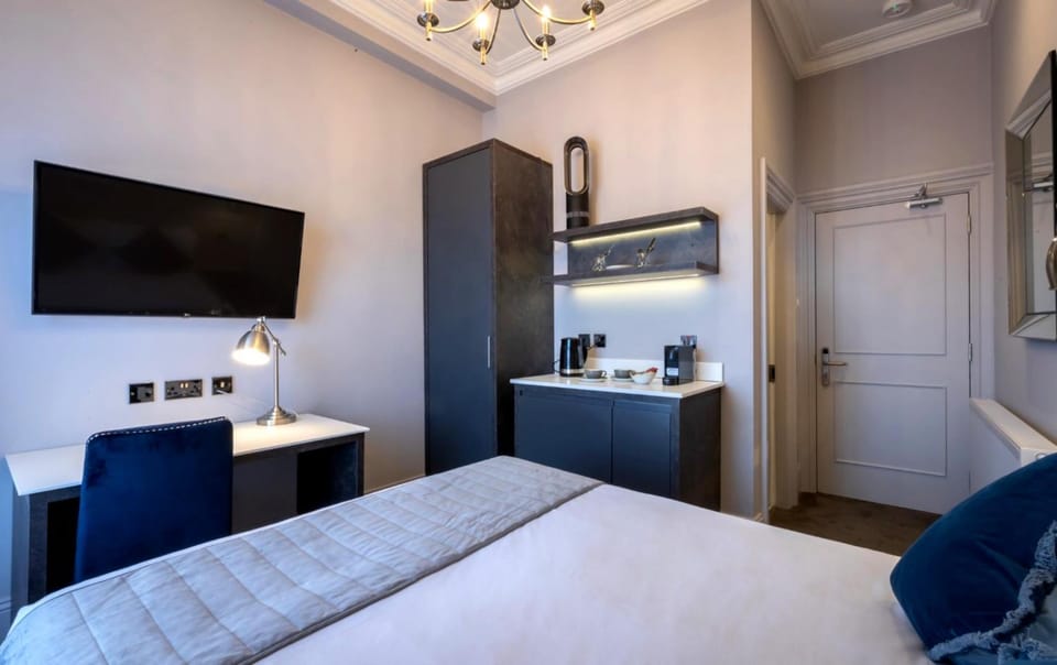Bed, TV and multimedia, Bedroom