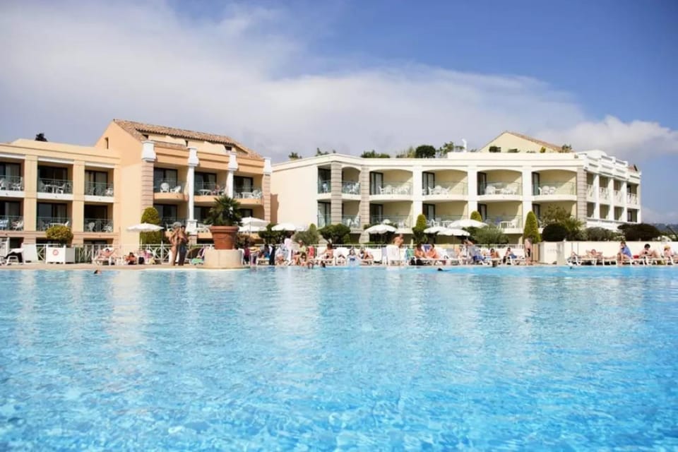 Property building, Swimming pool, sunbed