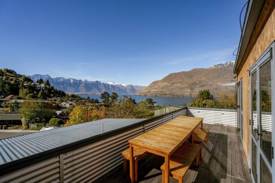 View (from property/room), Balcony/Terrace, Dining area, Lake view, Mountain view