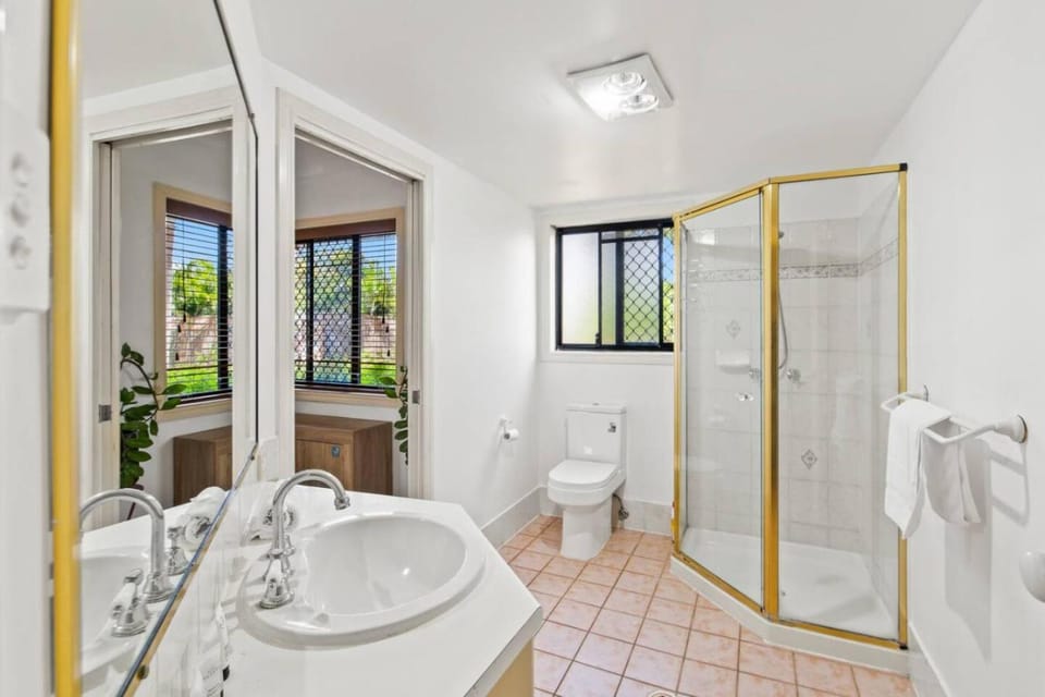 2BR Daisy Hill Escape with Pool, BBQ, Parking House in Brisbane