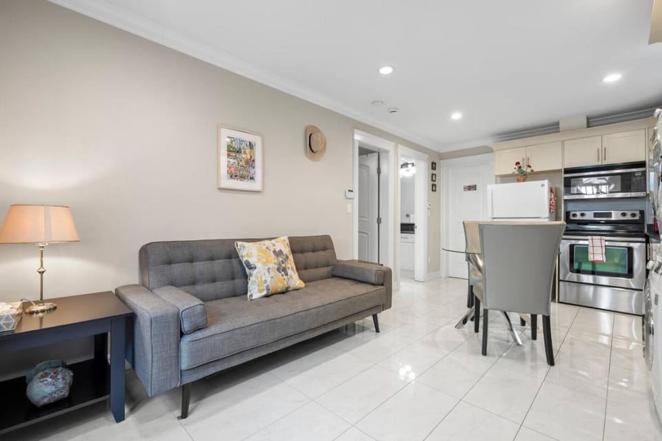 Quiet 1BD in North Vancouver House in North Vancouver