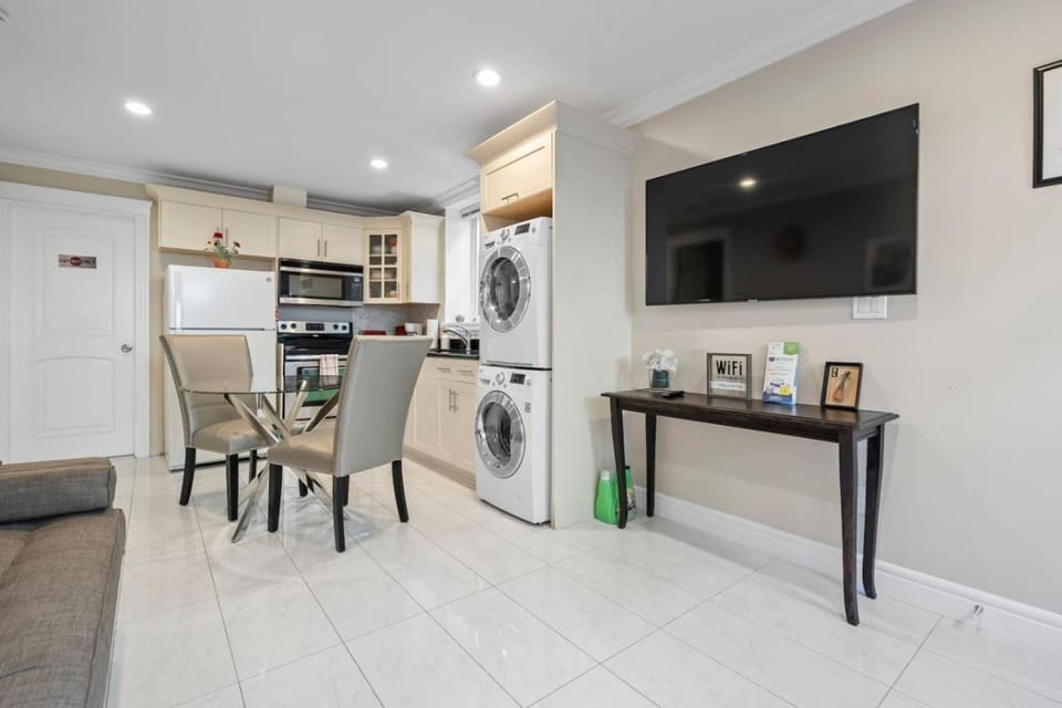 Quiet 1BD in North Vancouver House in North Vancouver