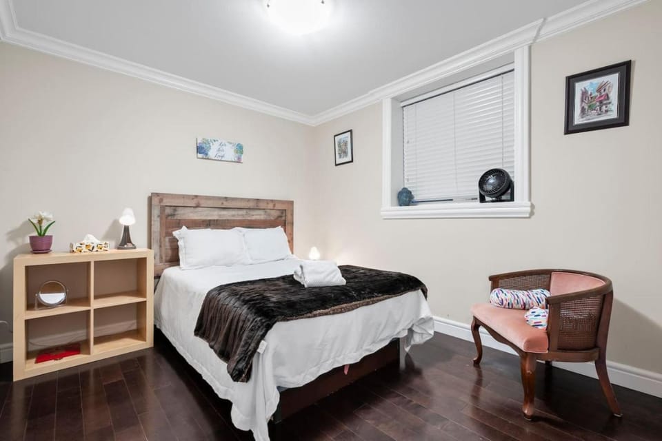 Quiet 1BD in North Vancouver House in North Vancouver