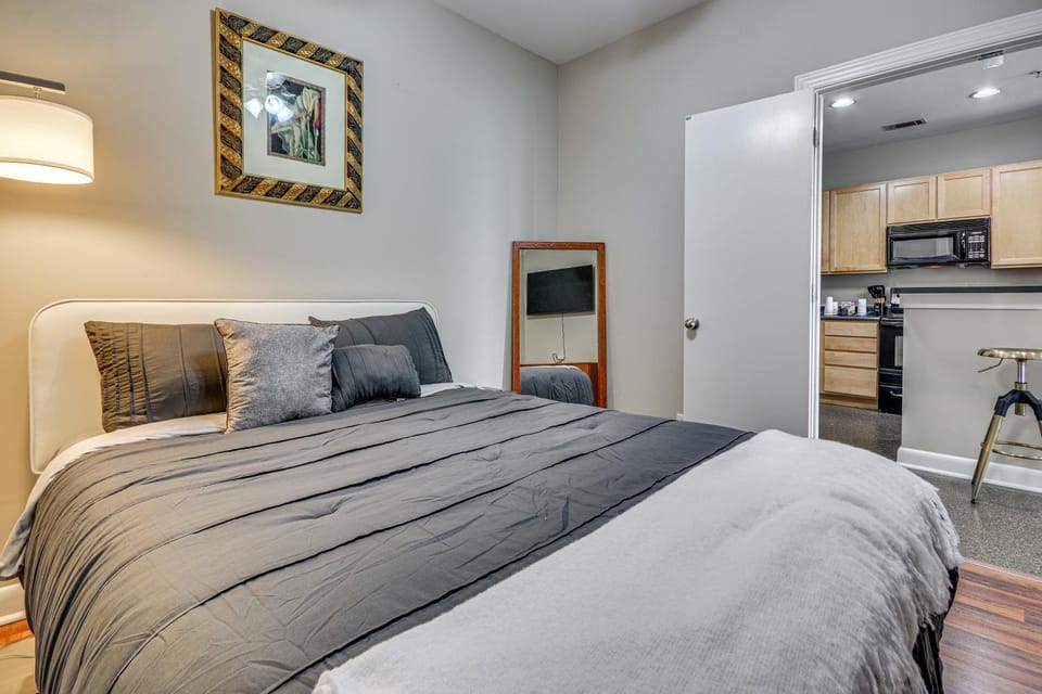 Walkable Condo in Dtwn Greensboro! Extended Stay House in Greensboro