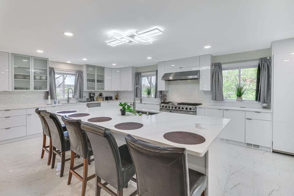 2 Mi to Nantasket Beach! Group Retreat w/ Patio House in Hull