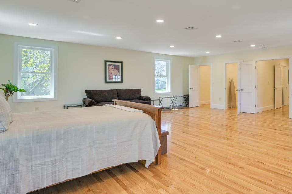 2 Mi to Nantasket Beach! Group Retreat w/ Patio House in Hull