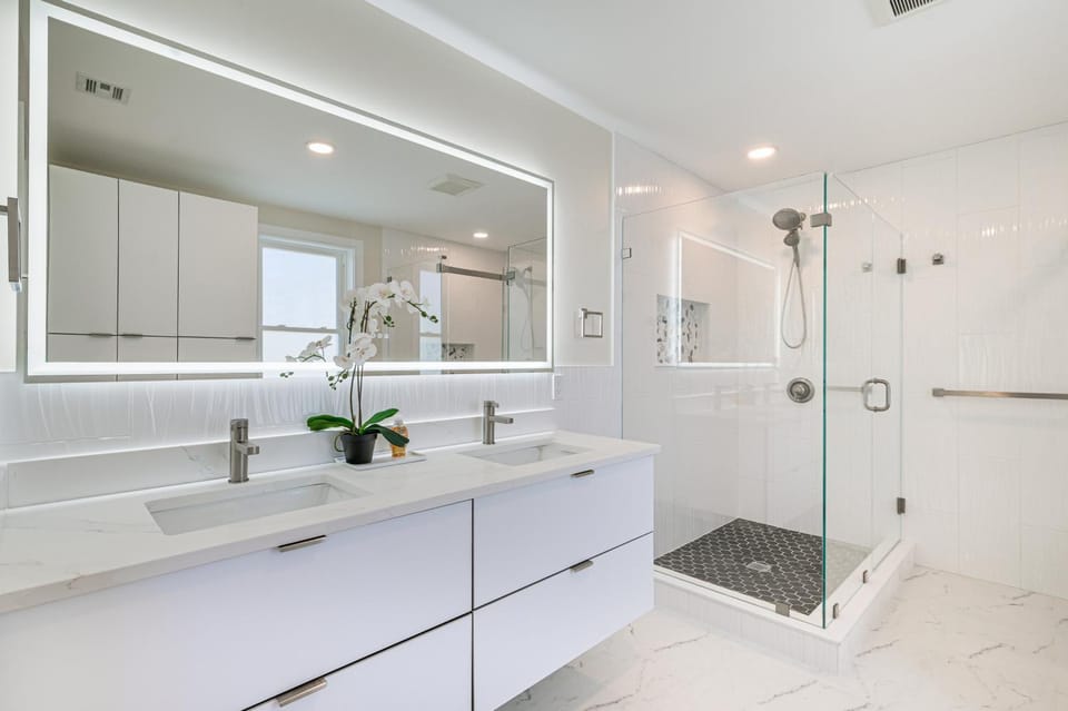 2 Mi to Nantasket Beach! Group Retreat w/ Patio House in Hull