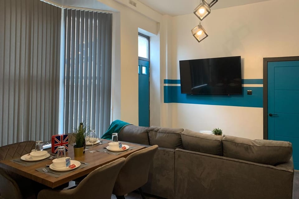 TV and multimedia, Living room, Seating area, Dining area