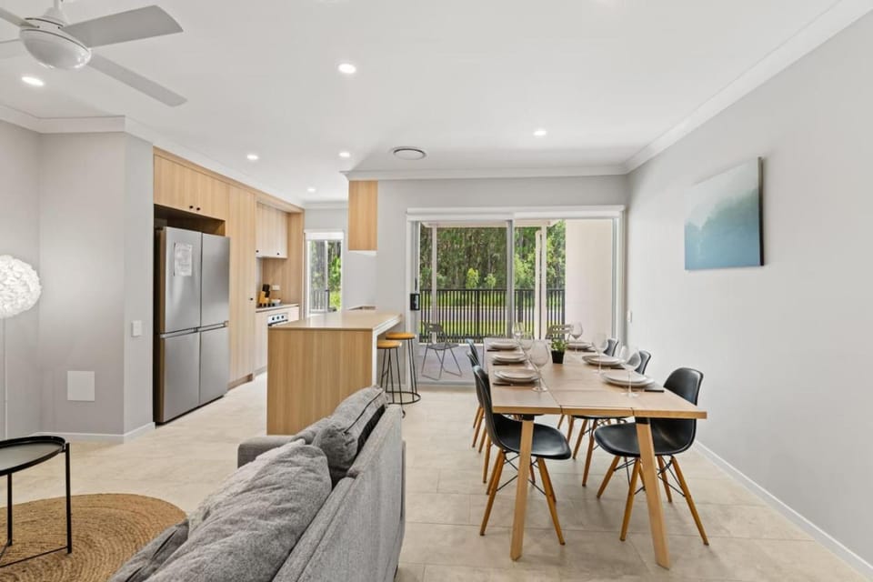 Modern 3BR Home w Pool Balcony Mango Hill House in North Lakes