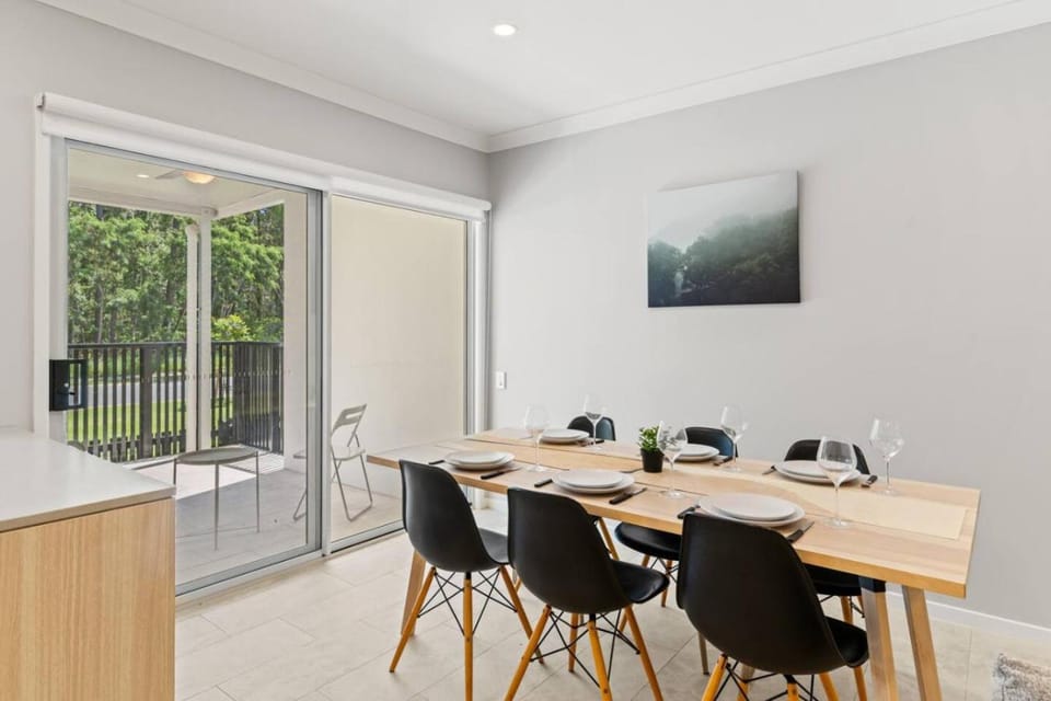 Modern 3BR Home w Pool Balcony Mango Hill House in North Lakes
