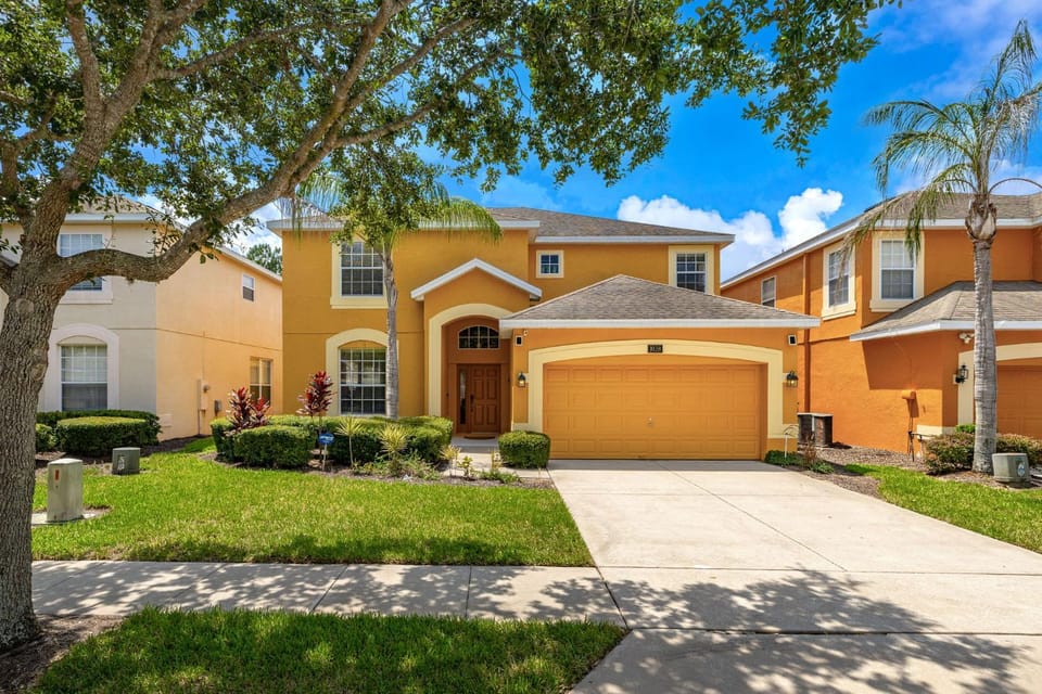657 - Stunning 5-Bed Lone Palm Villa, Pool & Spa, Games Room Villa in Loughman