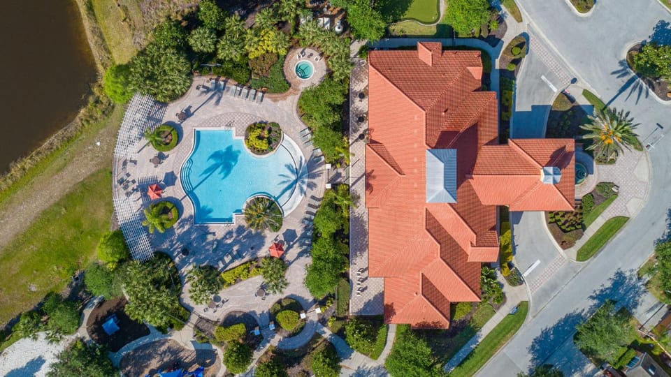 657 - Stunning 5-Bed Lone Palm Villa, Pool & Spa, Games Room Villa in Loughman