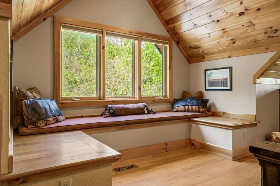 East View Lodge - Luxury Mtn Cabin, Game Room, Sauna and Fire Pit Cabin in Asheville