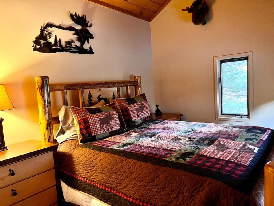 Three Bedroom Townhouse with Deck Across from Loon Mountain House in Lincoln